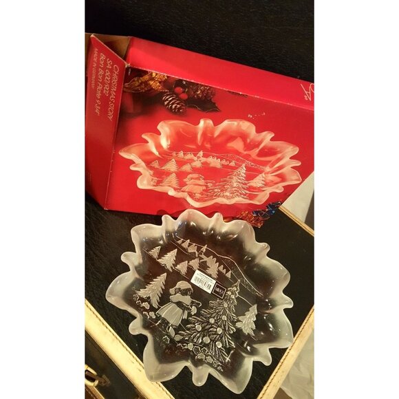 Mikasa Bon Bon Festive Plate Dish Christmas Story SA 600 902 Holiday Xmas New - Picture 2 of 8